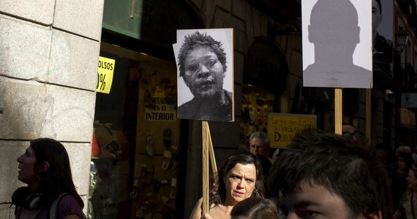 Foto: Una mujer muestra una imagen de Samba Martine durante una manifestación en Madrid (Reuters)