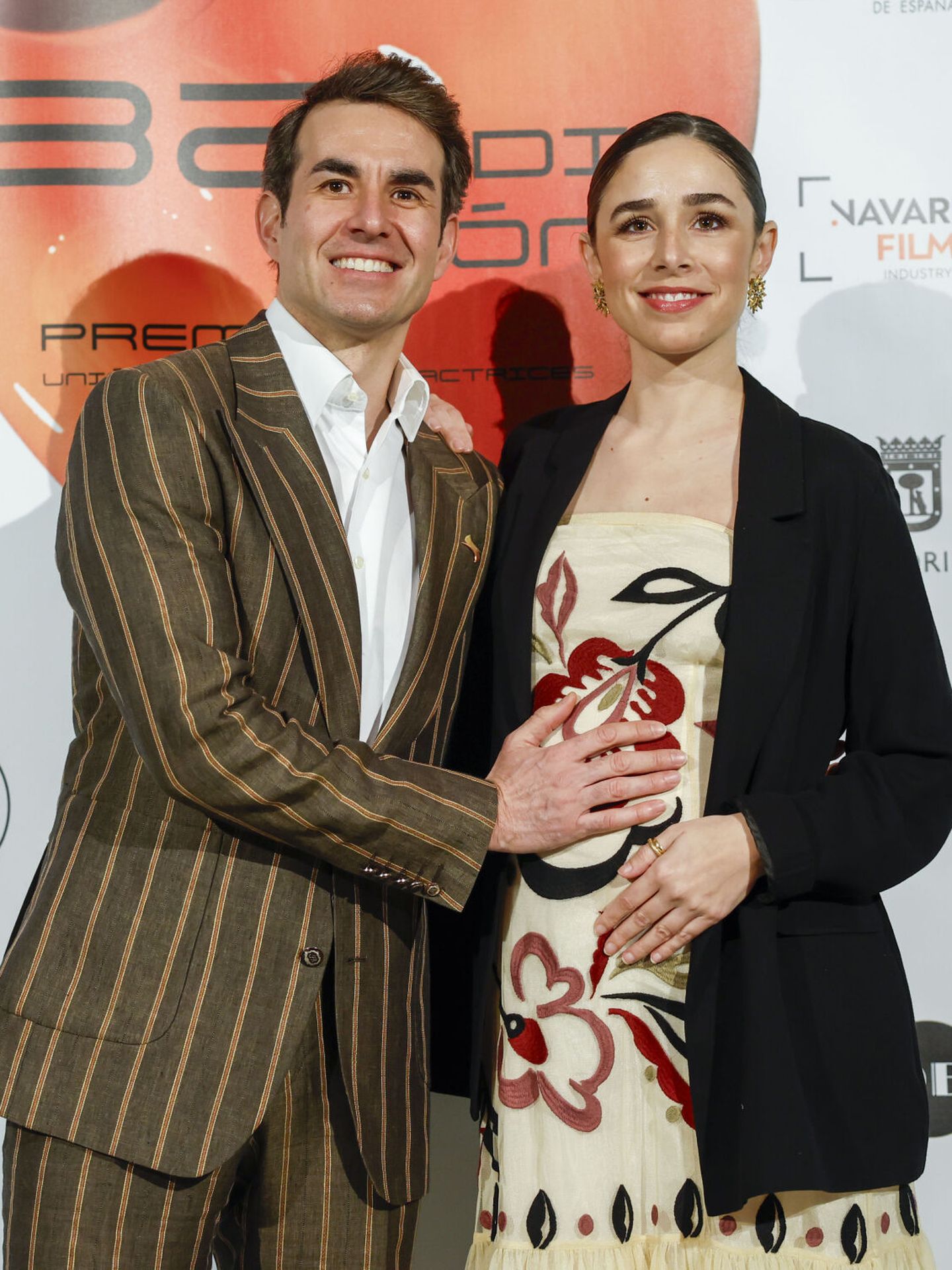 Daniel Muriel y Candela Serrat posan a su llegada a la gala de los Premios de la Unión de Actores y Actrices. (EFE/ Mariscal)