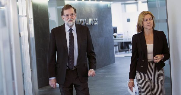 Foto: El jefe del Ejecutivo y presidente del PP, Mariano Rajoy (i), junto a la secretaria general, María Dolores de Cospedal. (EFE)