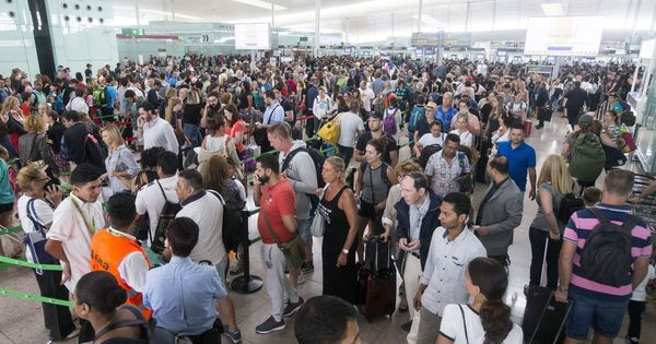 Foto: El aeropuerto de Barcelona-El Prat ha registrado colas de hasta una hora en los controles de seguridad, en agosti de este año. (EFE)