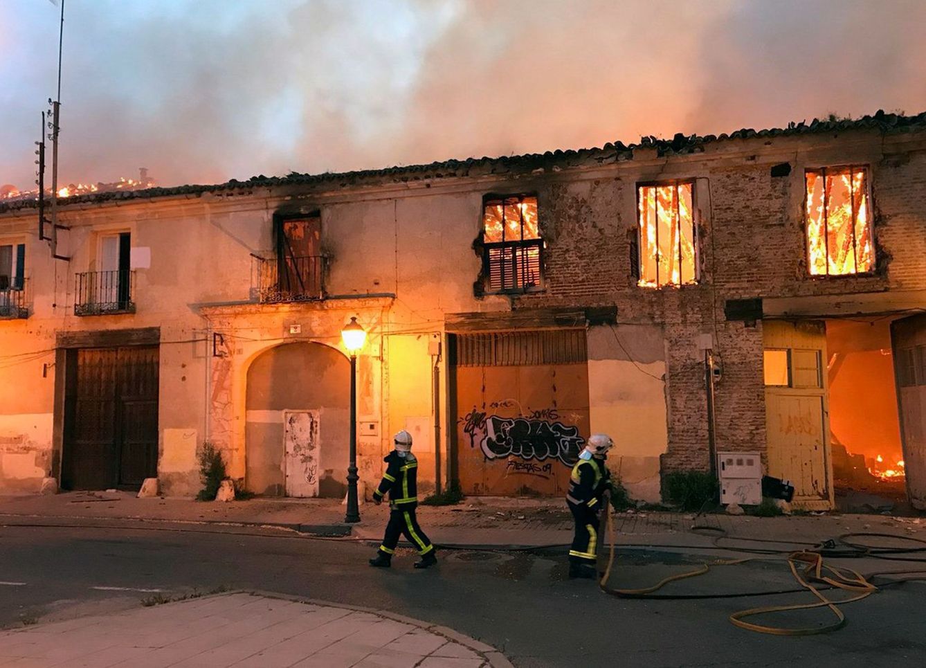 Bomberos trabajando en el incendio en el Palacio de Osuna de Aranjuez, en 2018. (EFE/Comunidad de Madrid)