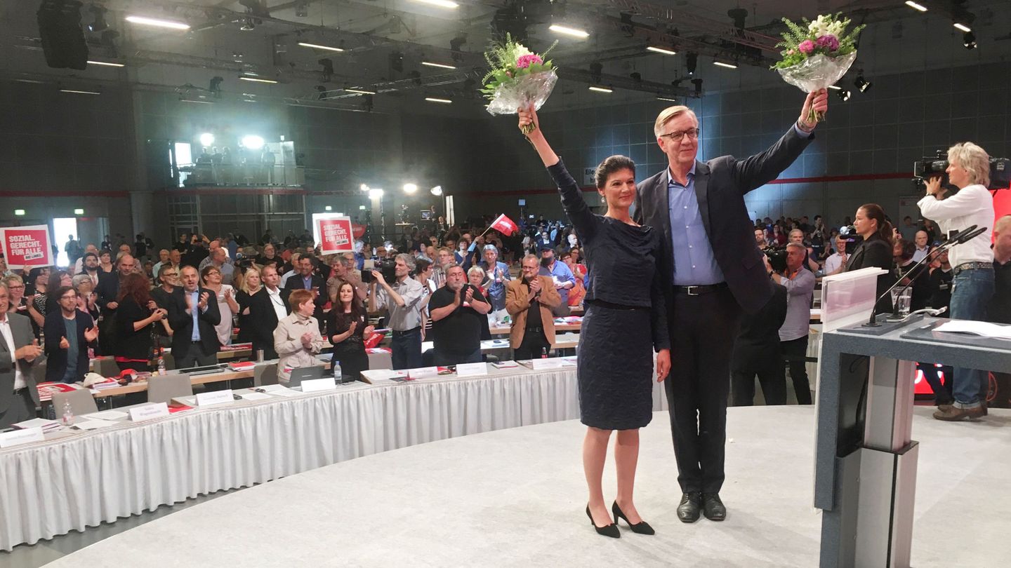 Sahra Wagenknecht and Dietmar Bartsch, del partido La Izquierda, durante un congreso en Berlín, en junio de 2017. (Reuters)