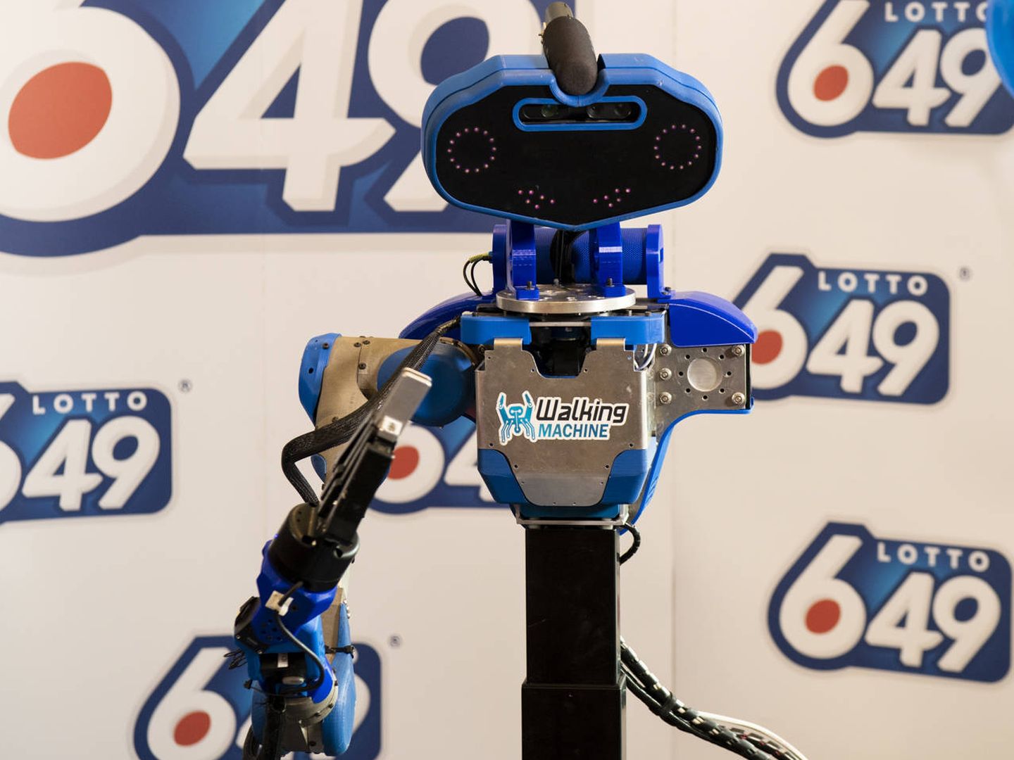 SARA, un robot para entregar premios con distancia social. Foto: Twitter