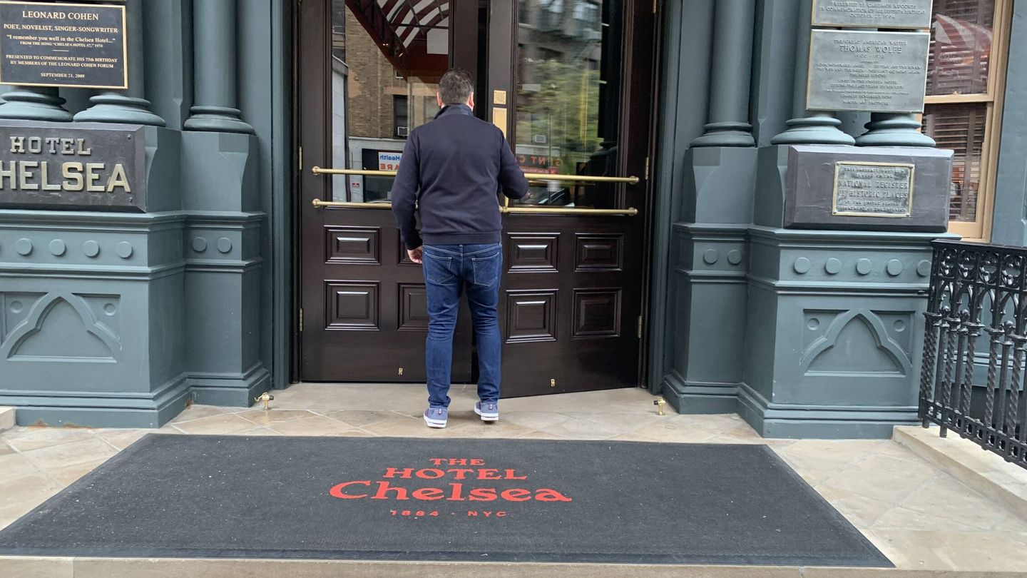 Un cliente entrando en el Chelsea Hotel. (Irene Hdez. Velasco)