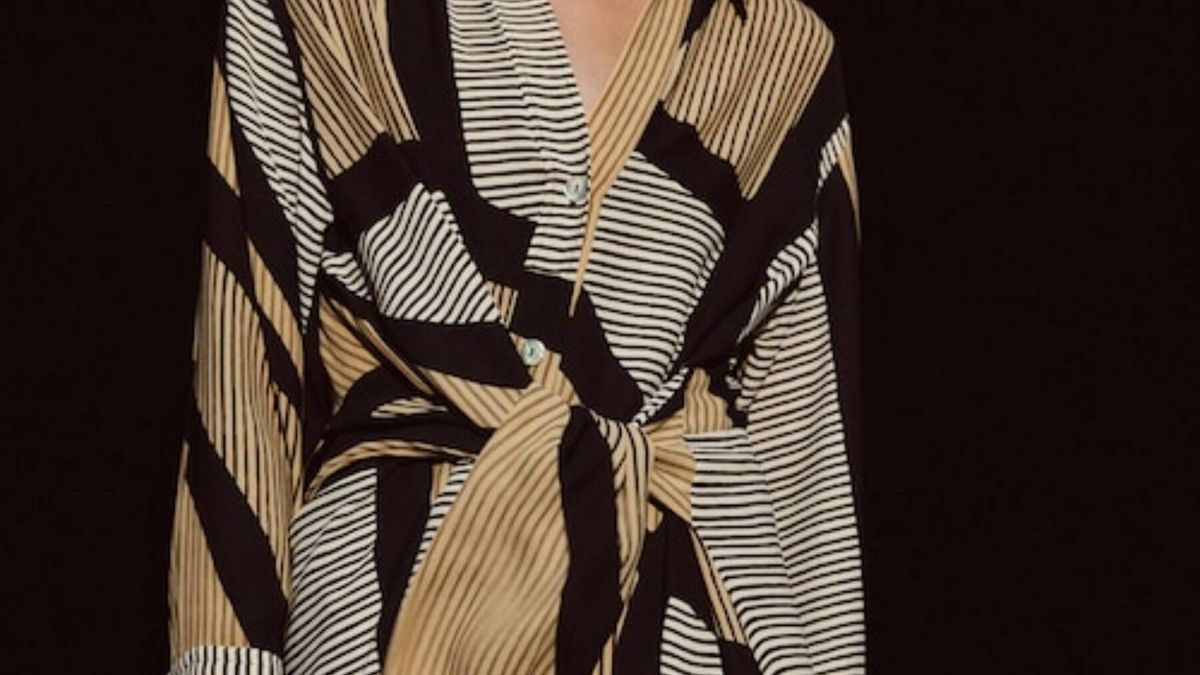 El nuevo vestido con truco de Massimo Dutti para un vientre plano