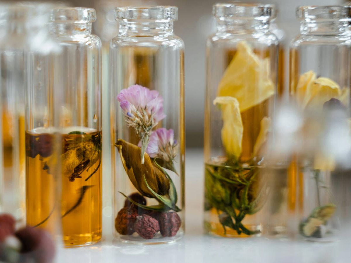 Foto: Algunos ingredientes exóticos conforman los perfumes más top. (Pexels/Mart Production)