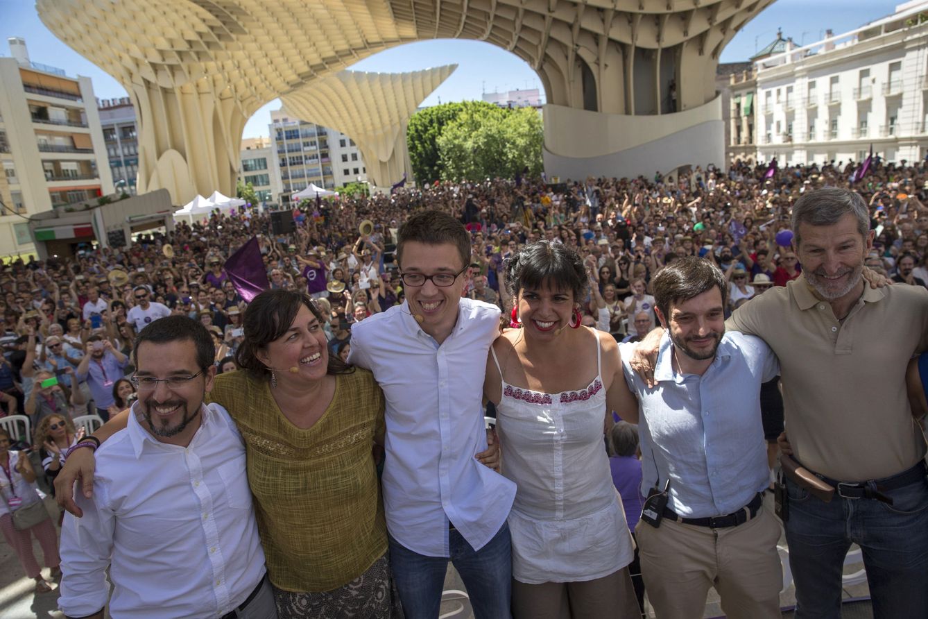 Mitin de Podemos en 2016 en Sevilla, cuando Iñigo Errejón todavía era uno de los líderes de la formación y Teresa Rodríguez, el rostro visible en Andalucía. (EFE/Julio Muñoz)