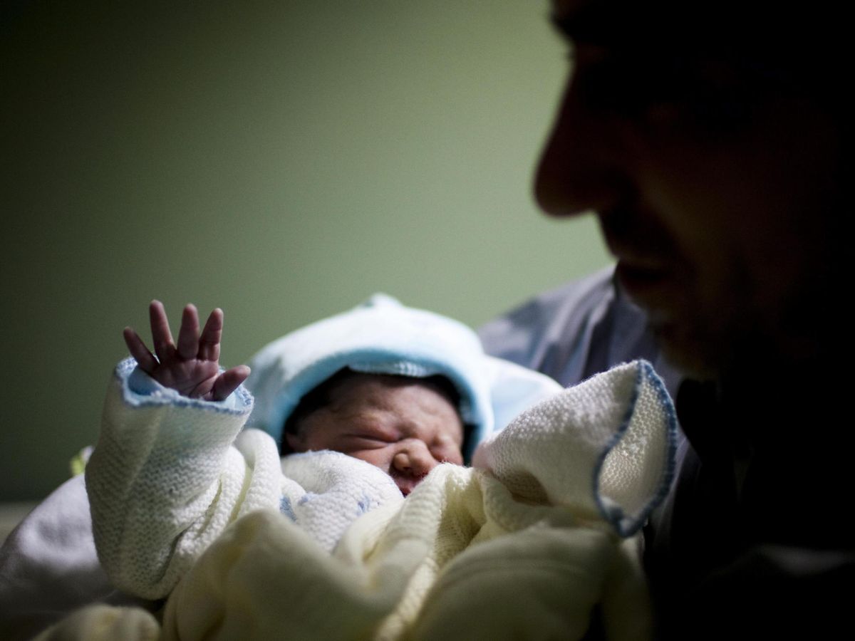 Foto: Un bebé recién nacido en una imagen de archivo. (EFE)