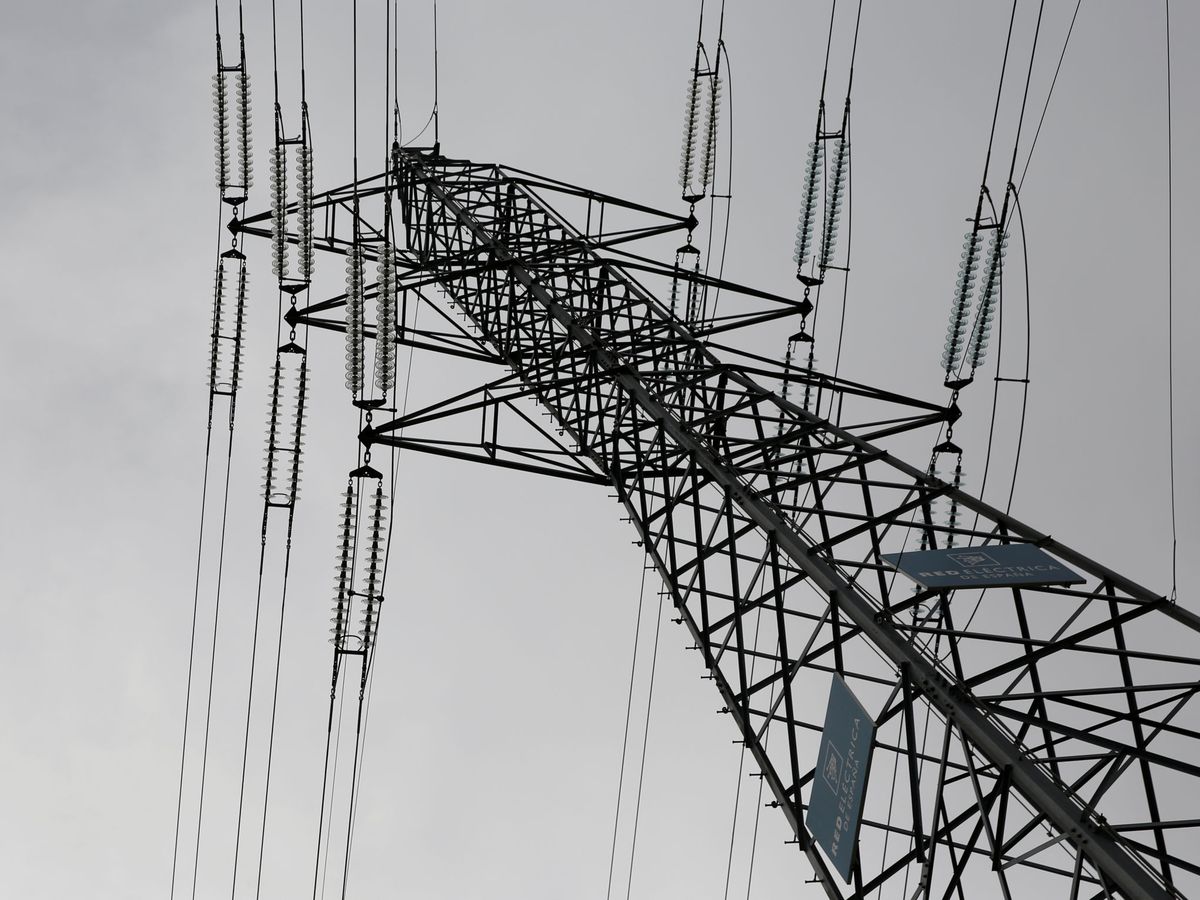 Foto: Torre de electricidad de Red Eléctrica en Alcobendas, Madrid. (Reuters/Sergio Pérez)