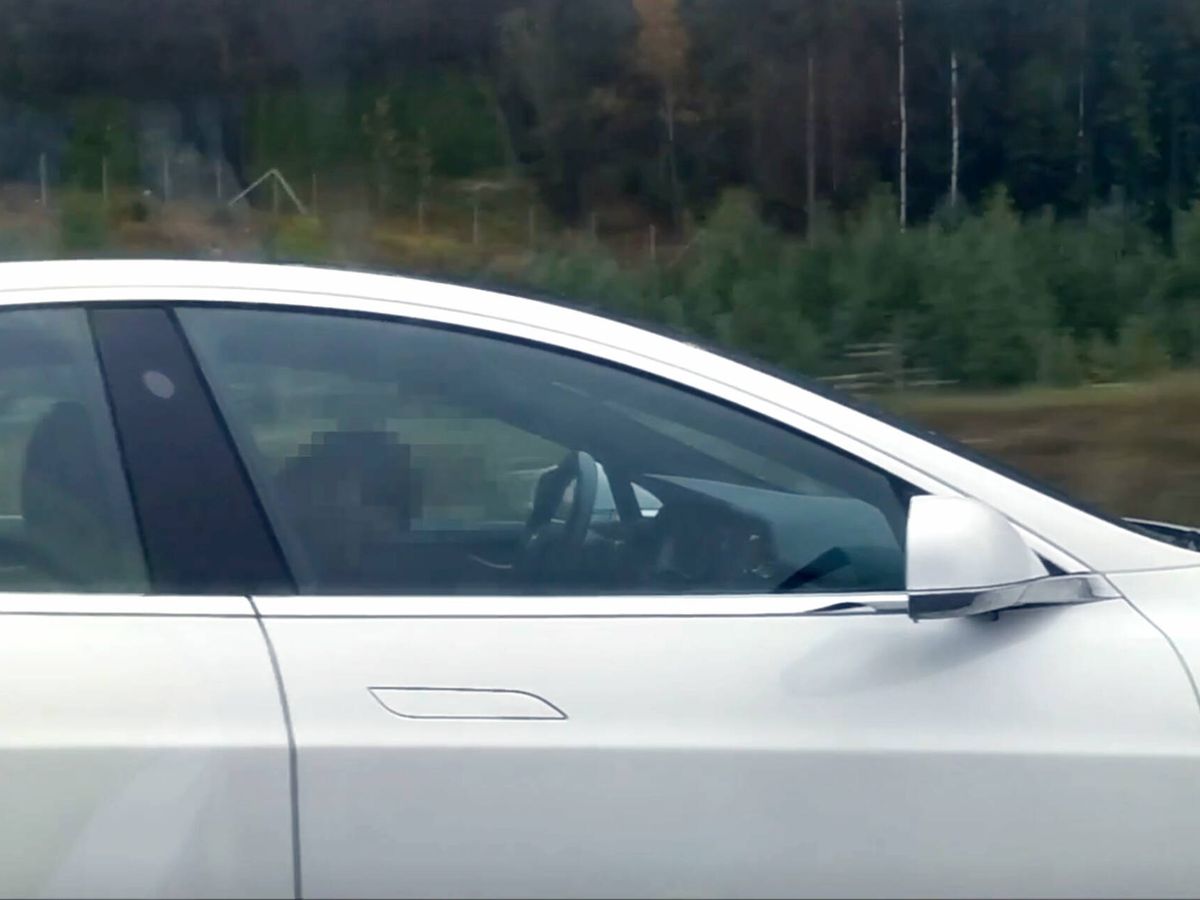 Foto: El conductor dormido mientras el Tesla intentaba parar (VGTV)