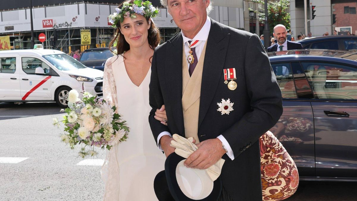 Una novia boho con capa XXL: el original vestido de Clotilde, la hija de José Manuel Entrecanales, en su boda