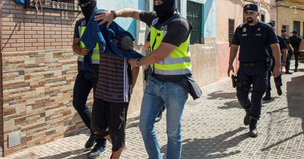 Foto: Detención de un presunto integrante de una célula yihadista en Melilla, el 6 de septiembre de 2017. (Reuters)