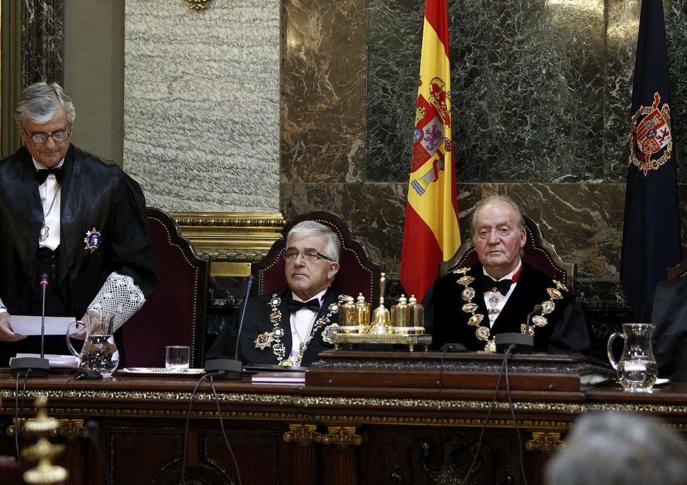 Foto: El fiscal general del Estado, Eduardo Torres-Dulce, junto al Rey, Gallardón y Moliner (Efe)