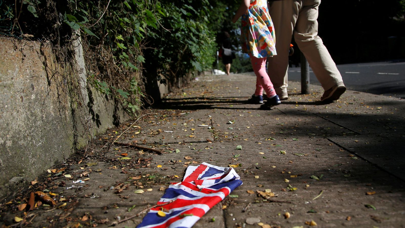 Foto: A british flag which was washed away by heavy rains the day before lies on the street in london
