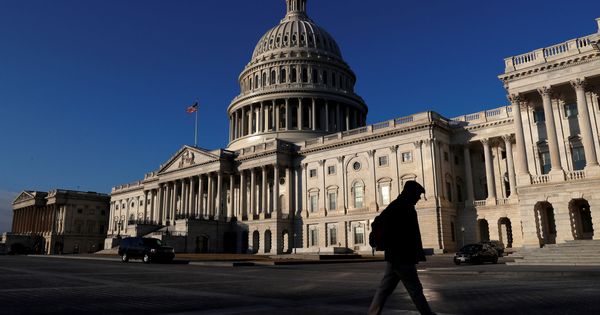 Foto: Un hombre camina delante del edificio del Capitolio en Washington, el 8 de febrero de 2018. (Reuters)