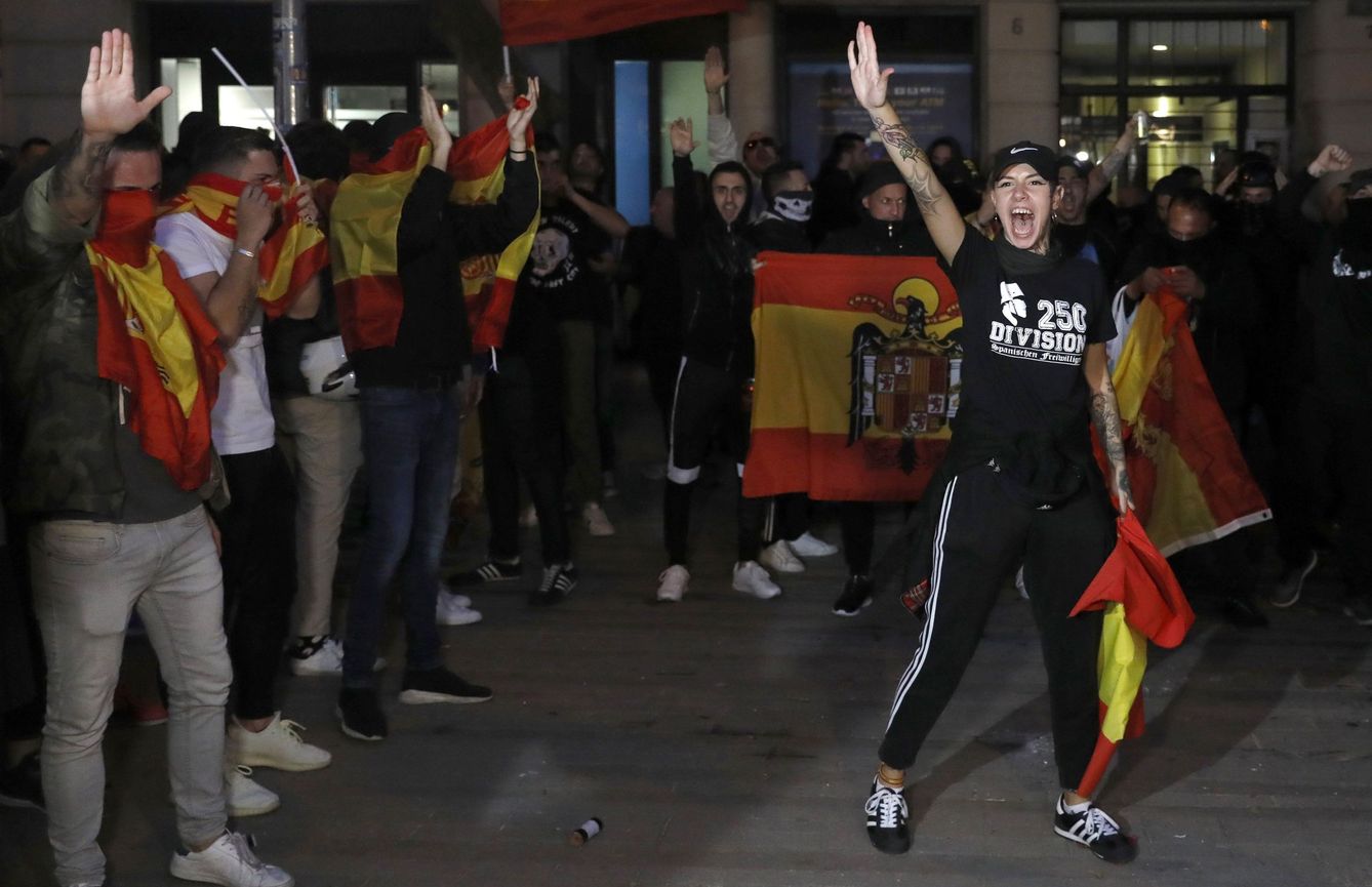 Manifestantes realizan el saludo fascista en Barcelona. (EFE)
