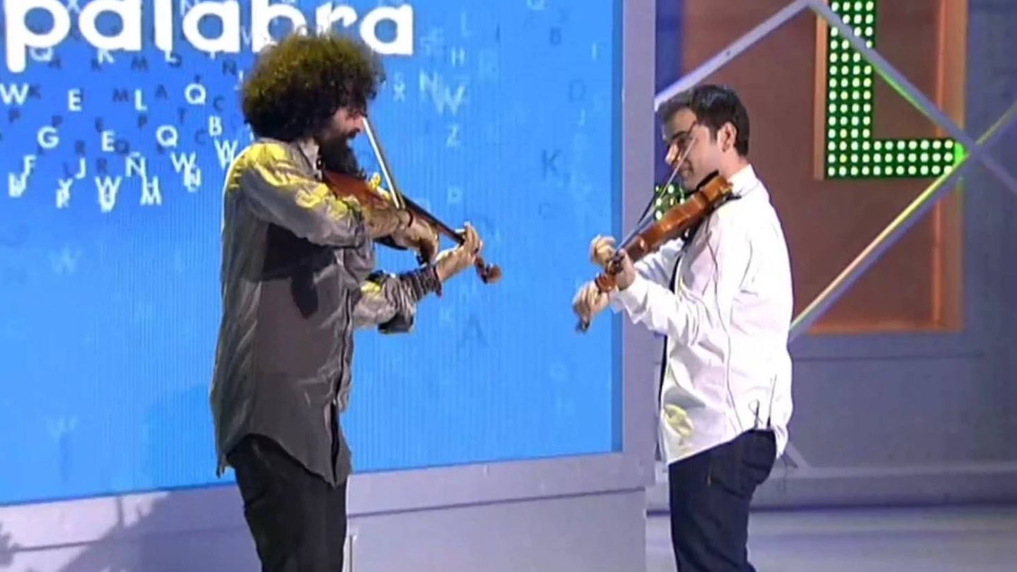 Pablo, tocando el violín junto a Ara Malikian. (Mediaset)