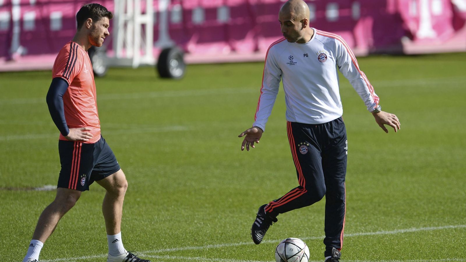 Foto: Xabi Alonso, con Pep Guardiola, durante un entrenamiento del Bayern. (Efe)