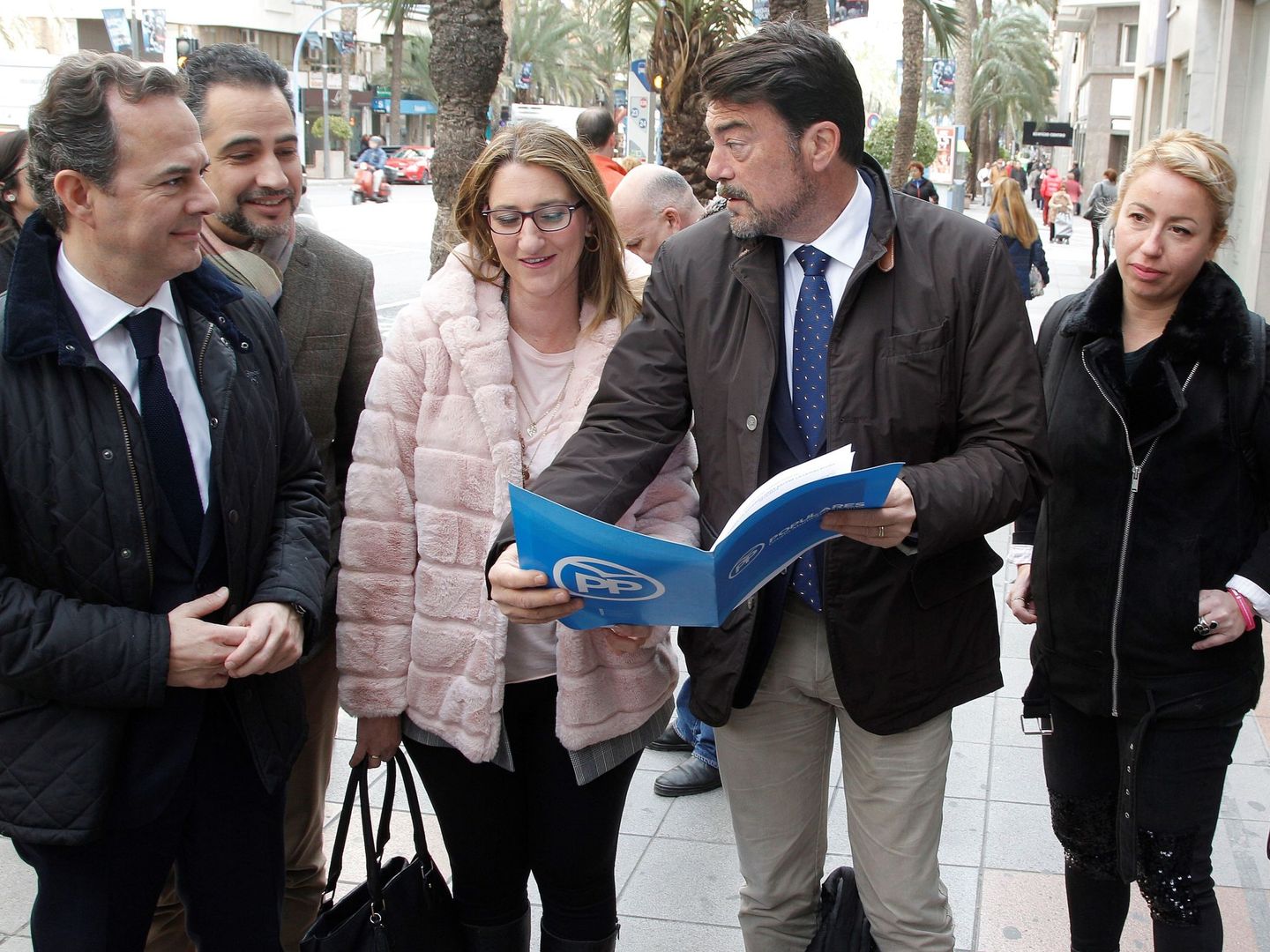 El popular Luis Barcala (2d), junto a sus compañeros concejales, el pasado 23 de marzo. (EFE)