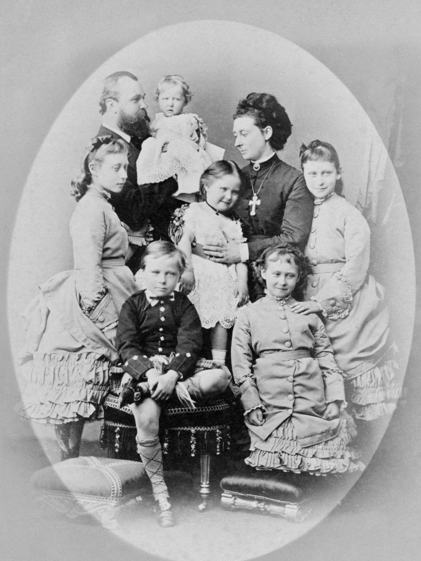 Victoria, a la izquierda, con sus padres y sus hermanos en 1873. (Cordon Press)