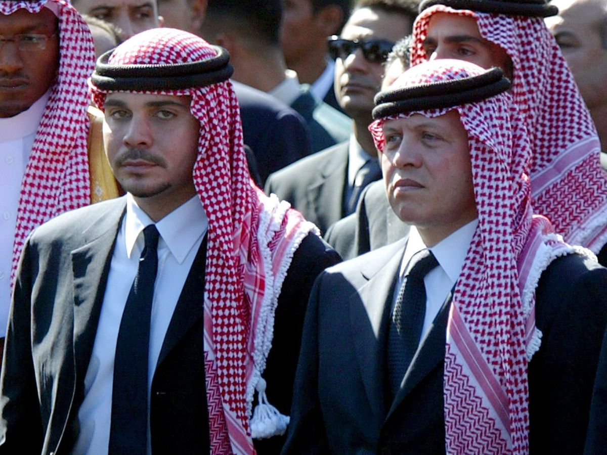 Foto: El ex príncipe heredero, Hamzah bin Al Hussein, y su hermano, el rey Abdalá de Jordania (derecha) en 2004. (EFE)