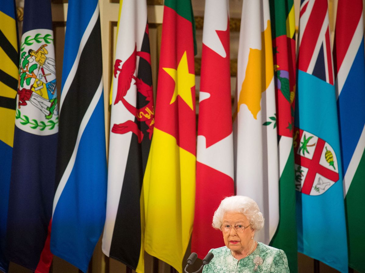 Foto: La fallecida Isabel II frente a las banderas de la Commonwealth en 2018. (Reuters/Domici Lipinski)
