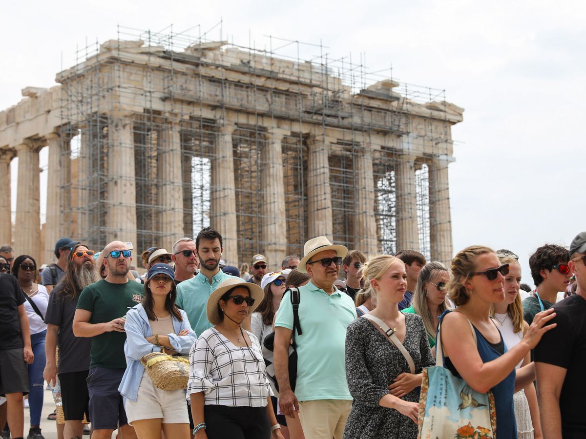 Foto: Un grupo de turistas en la Acrópolis de Atenas. (EFE/EPA/George Vitsaras)