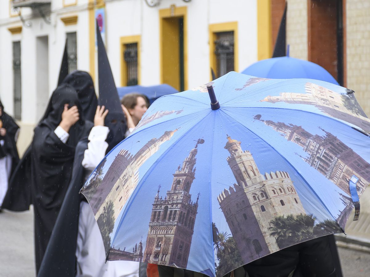 Foto: La lluvia impidió la salida de varias procesiones de Sevilla del Lunes Santo. (EFE / Raúl Caro)