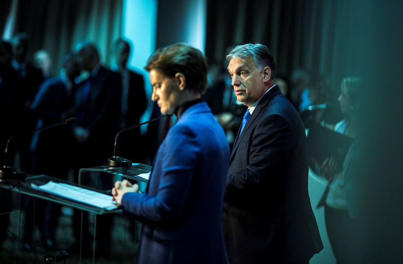 La primera ministra serbia, Ana Brnabic (i), y su homólogo húngaro, Viktor Orban (d), ofrecen una rueda de prensa en Subotica. (EFE)