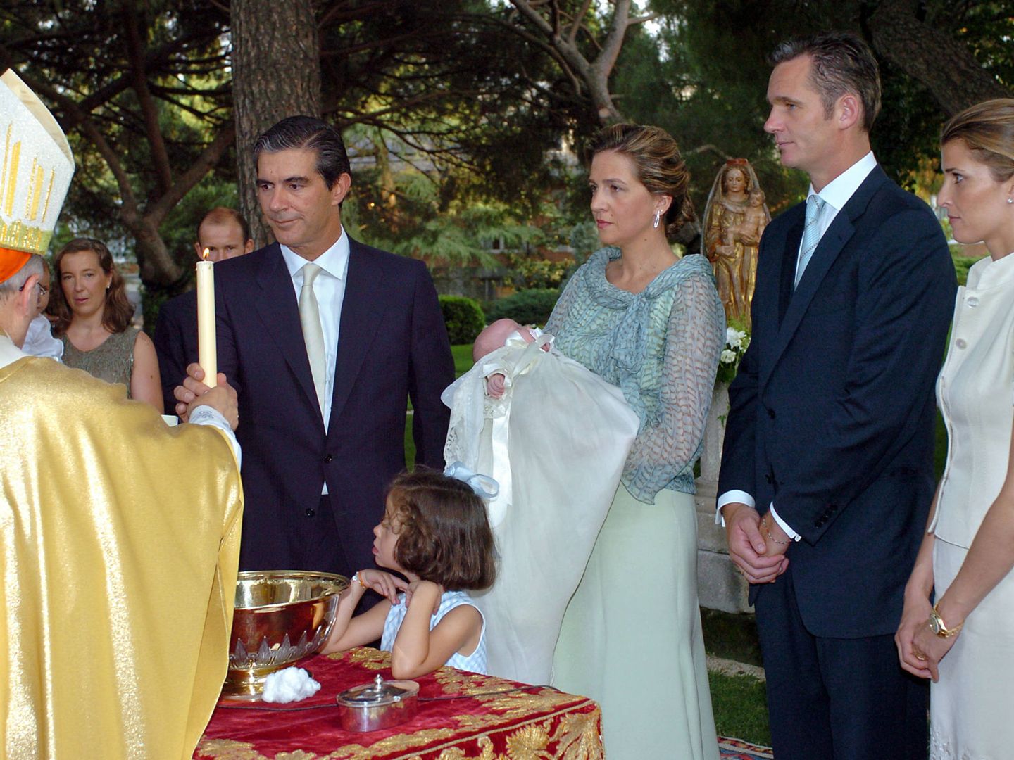 Rosario Nadal, los exduques de Palma y Pedro López Quesada, en el bautizo de Irene Urdangarin. (Getty)