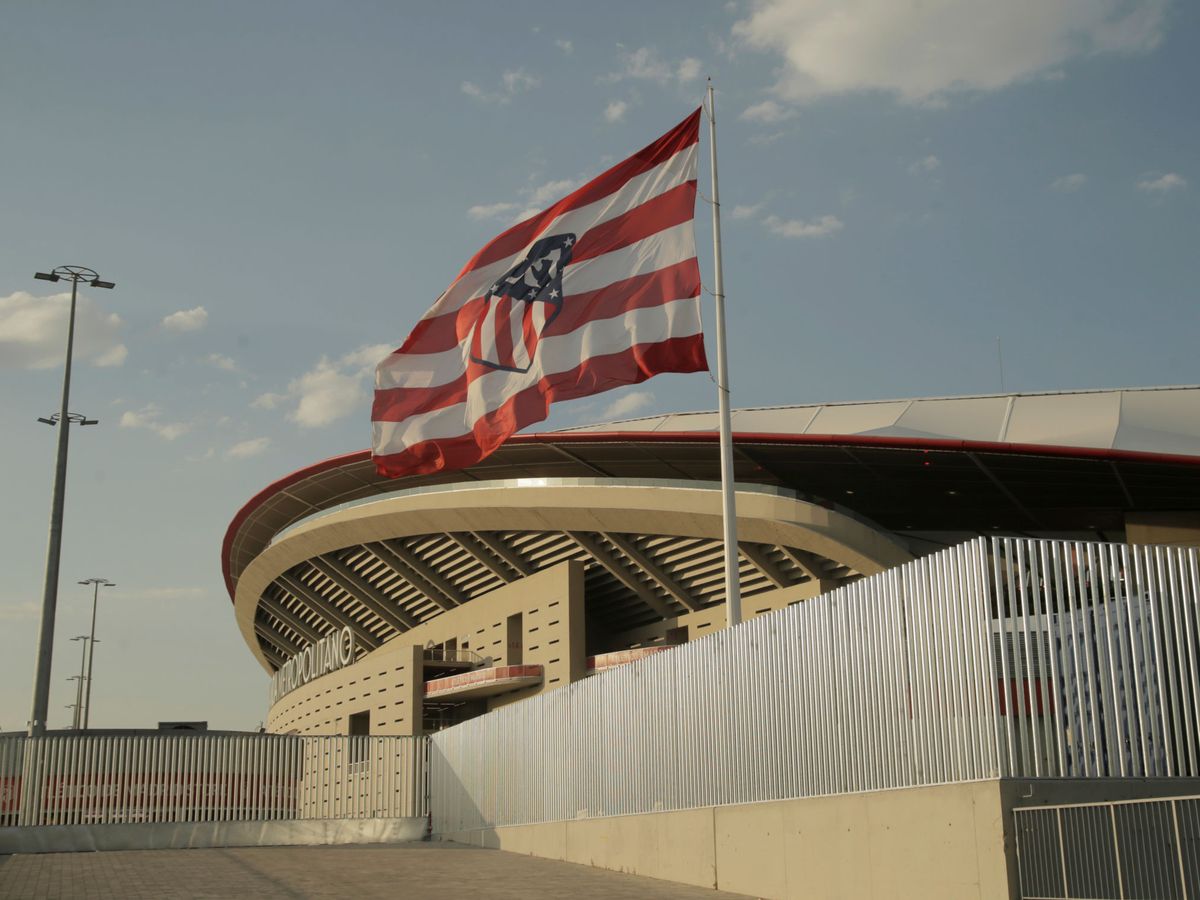 Foto: Bandera del Atlético de Madrid frente al estadio Wanda Metropolitano. (EFE)
