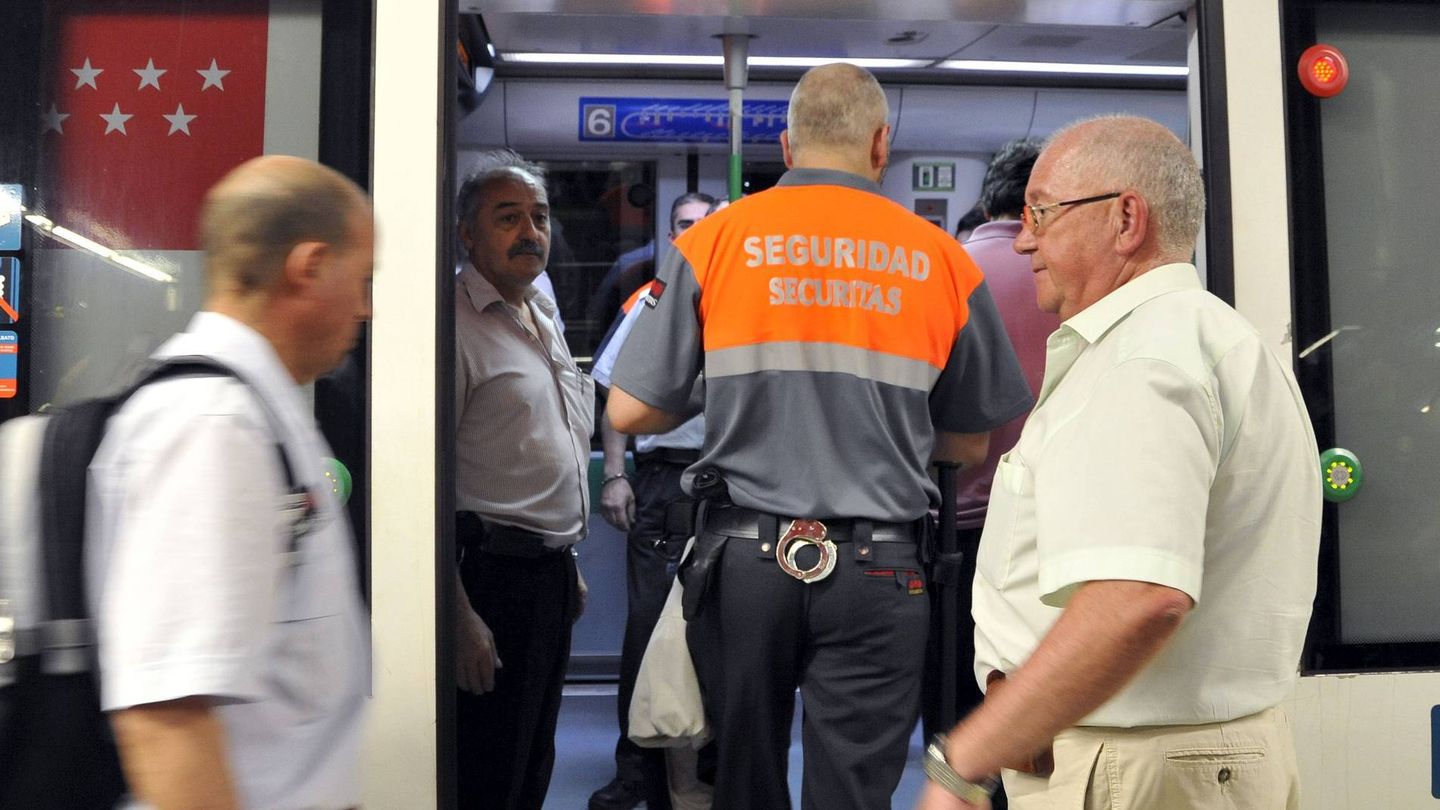 Vigilante de seguridad privada en el Metro de Madrid. (EFE)