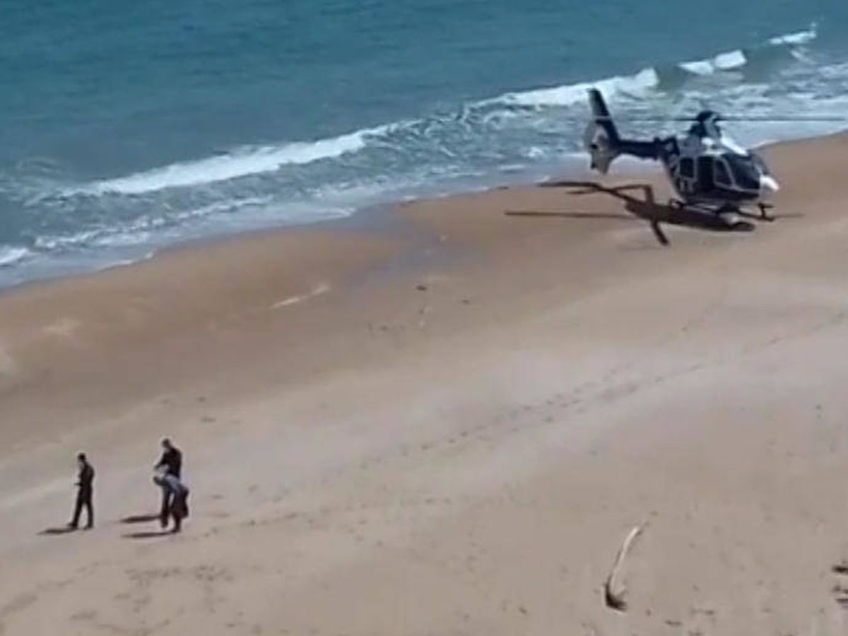 Foto: El hombre, la policía, el helicóptero y la playa