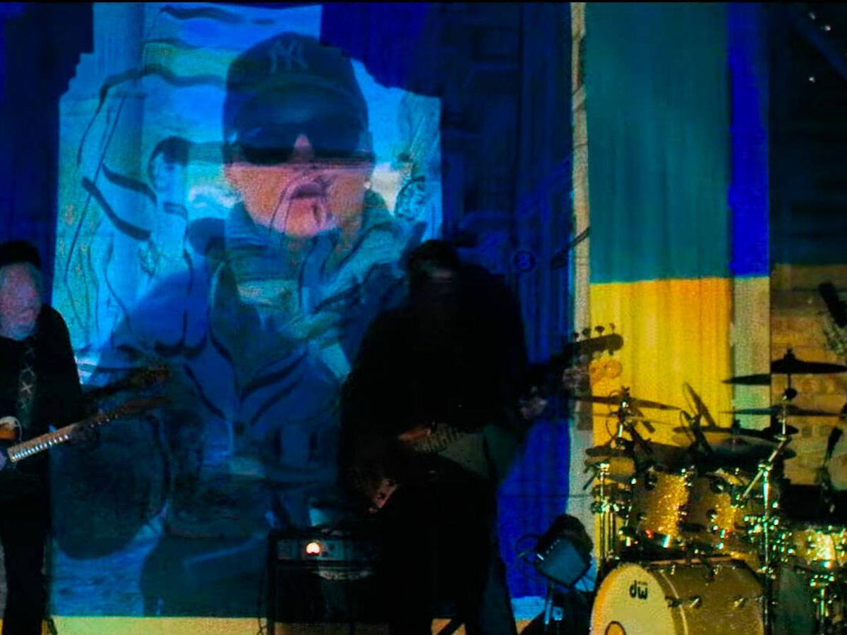 Foto: Pink Floyd, con el cantante de Boombox Andriy Khlyvnyuk (YouTube)