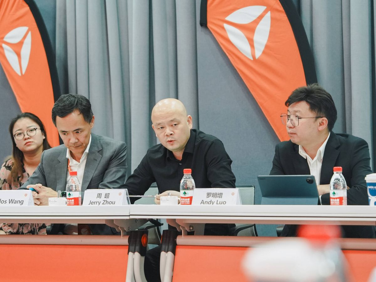 Foto: Jerry Zhou, junto a otros responsables de la empresa china. (Yadea) 