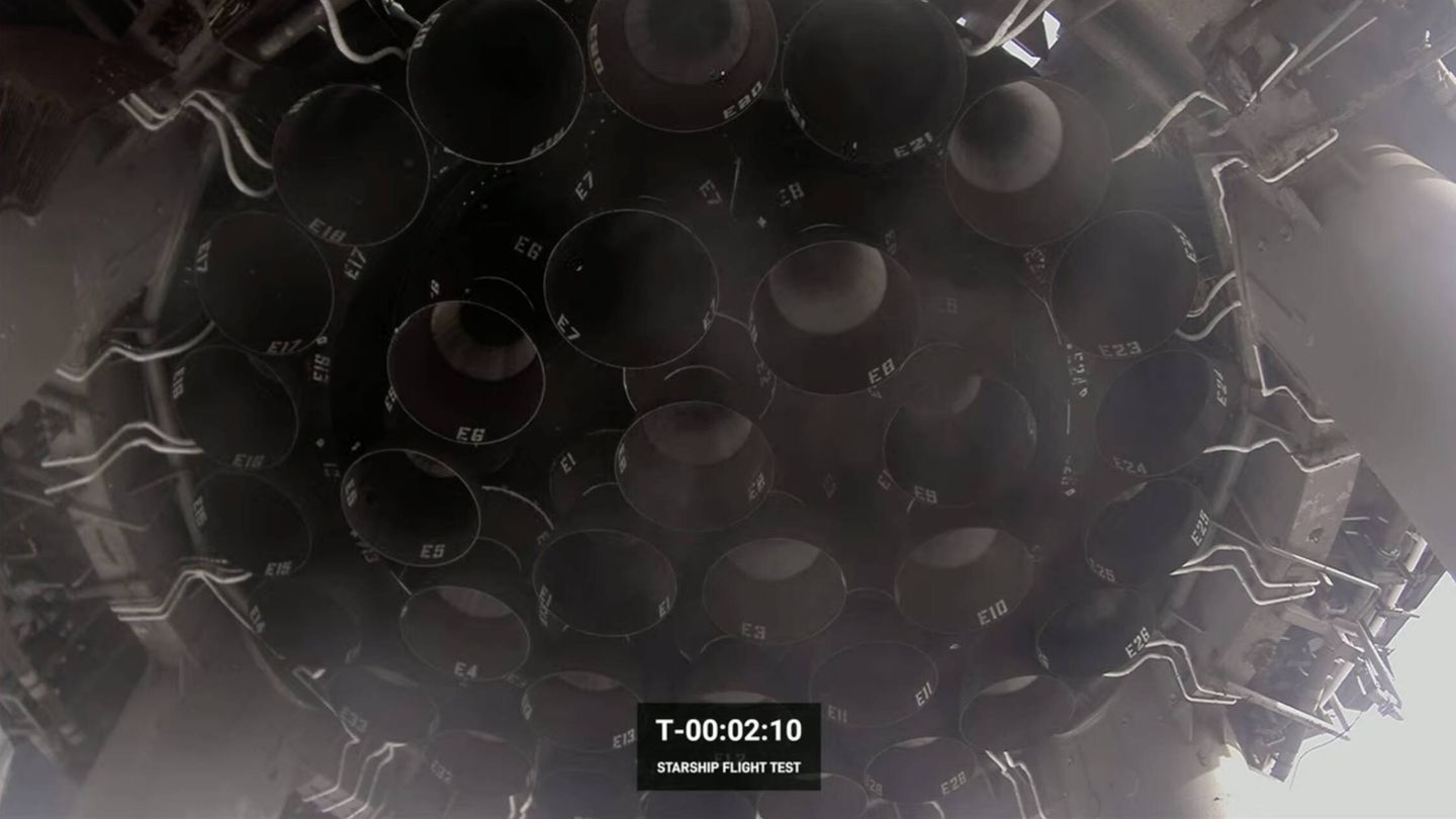 Una imagen de los 33 motores Raptor dos minutos antes del despegue.