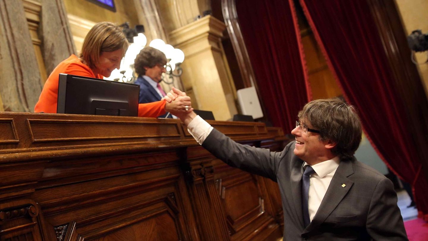 Carles Puigdemont saluda a la presidenta del Parlament, Carme Forcadell. (EFE)