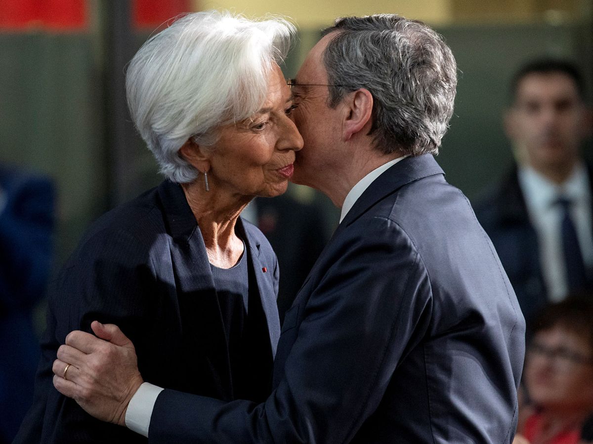 Foto: Christine Lagarde y Mario Draghi se saludan en la sede del BCE, en la despedida del italiano. (Reuters)
