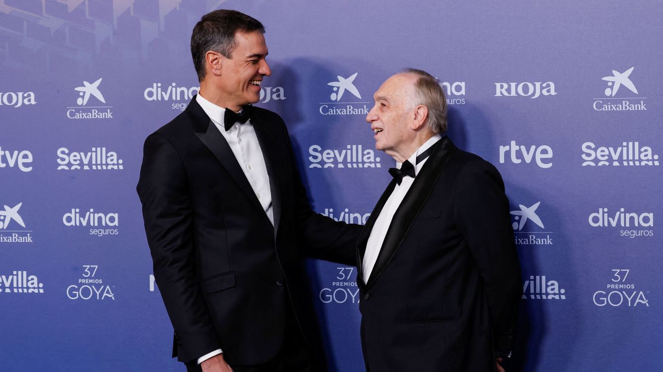 Foto: Pedro Sánchez con Fernando Méndez-Leite, presidente de la Academia de Cine, en su llegada a la gala (EFE)