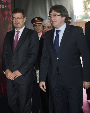 Foto: El ministro de Justicia, Rafael Catalá, y el presidente de la Generalitat, Carles Puigdemont, en el acto de conmemoración de la festividad de San Raimundo de Peñafort, patrón de los abogados. (EFE)