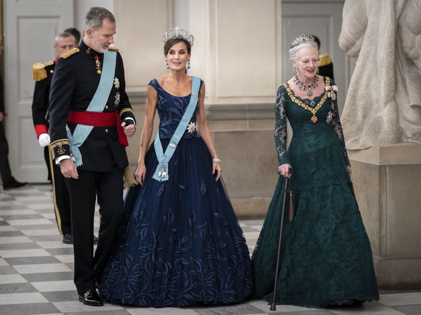La reina Letizia, de Varela, junto al rey Felipe y la reina Margarita, el pasado mes de noviembre. (EFE)