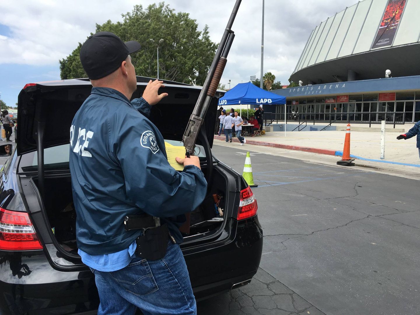 Un agente de la policía de Los Ángeles durante la entrega voluntaria de armamento (Foto: Eva Catalán).