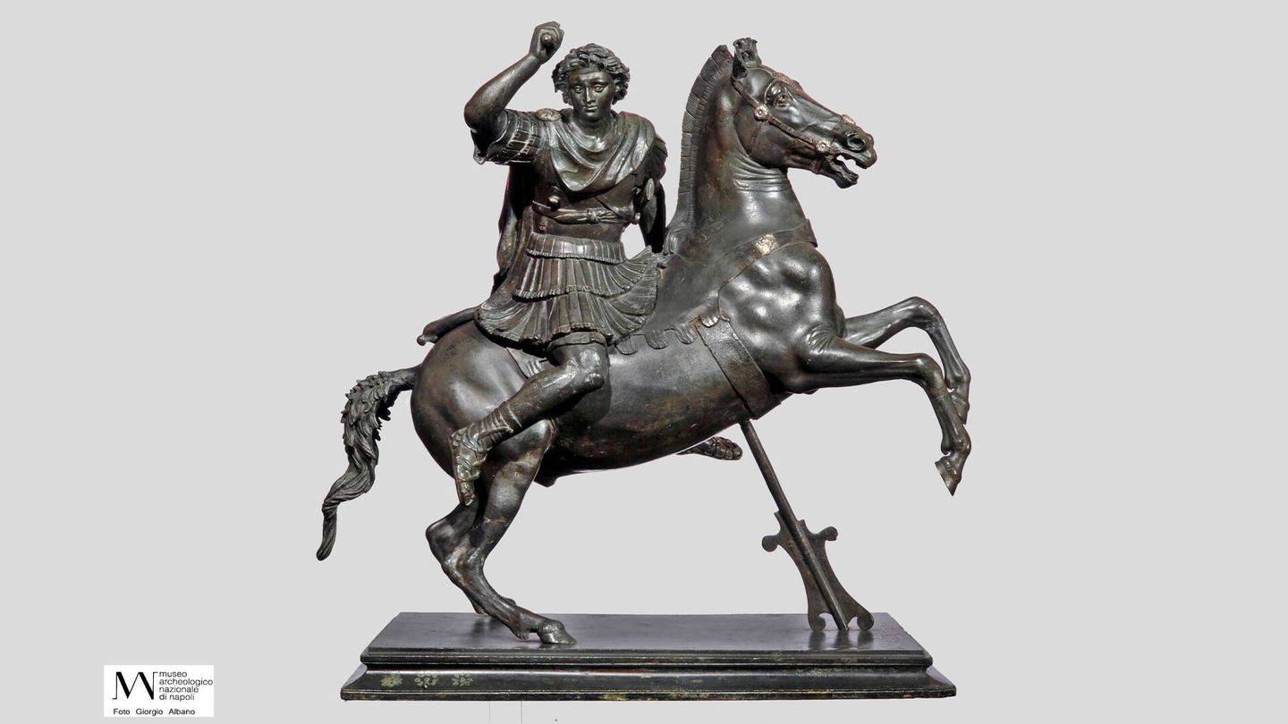 Estatua de Alejandro Magno en combate a lomos de Bucéfalo. Probable copia en miniatura de una estatua de Lisipo, siglo I. (Museo Arqueológico Nacional de Nápoles/Giorgio Albano)