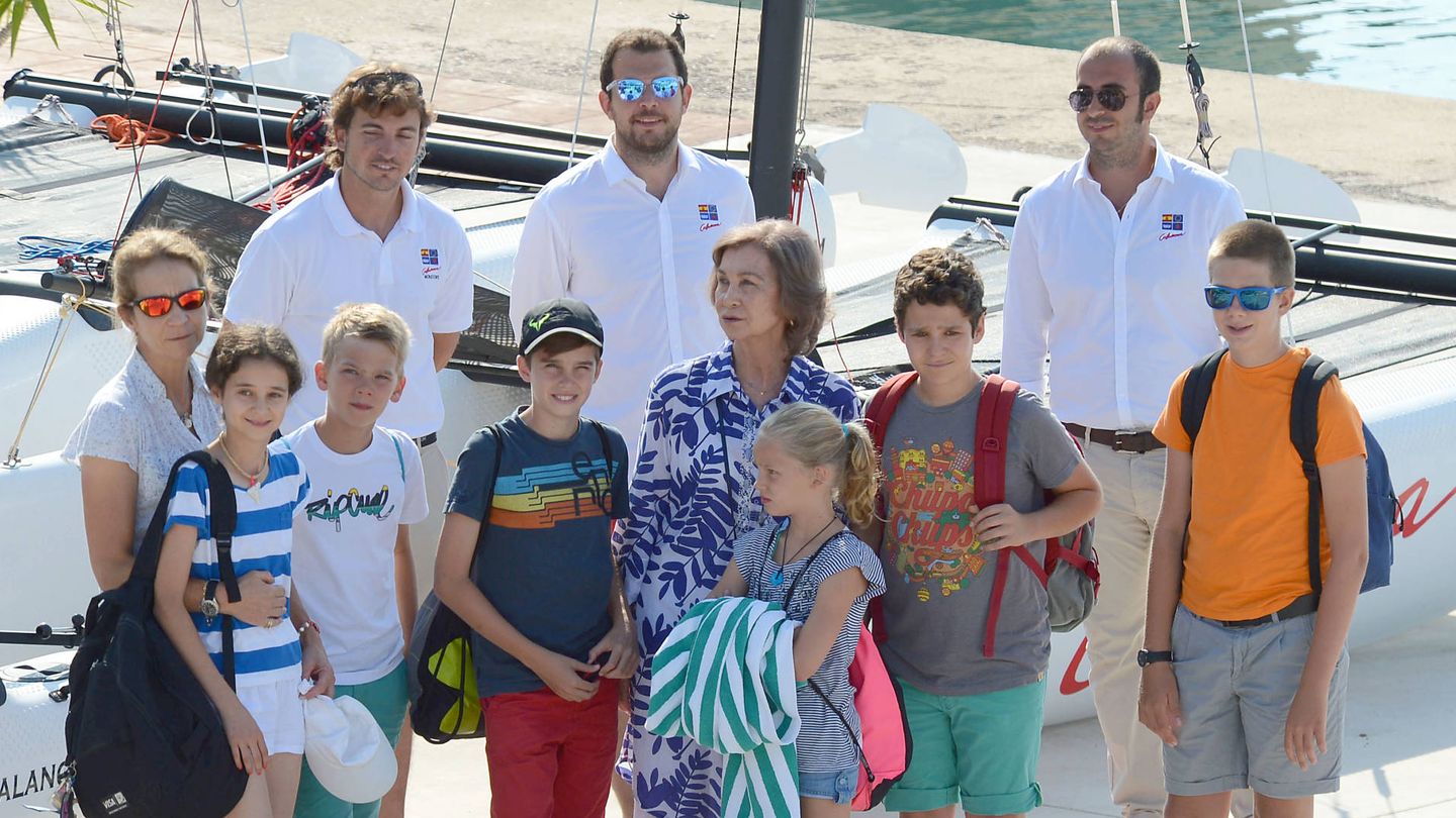 La reina Sofía junto a la infanta Elena y los nietos Marichalar y Urdangarin. Palma de Mallorca. (Foto: EFE)