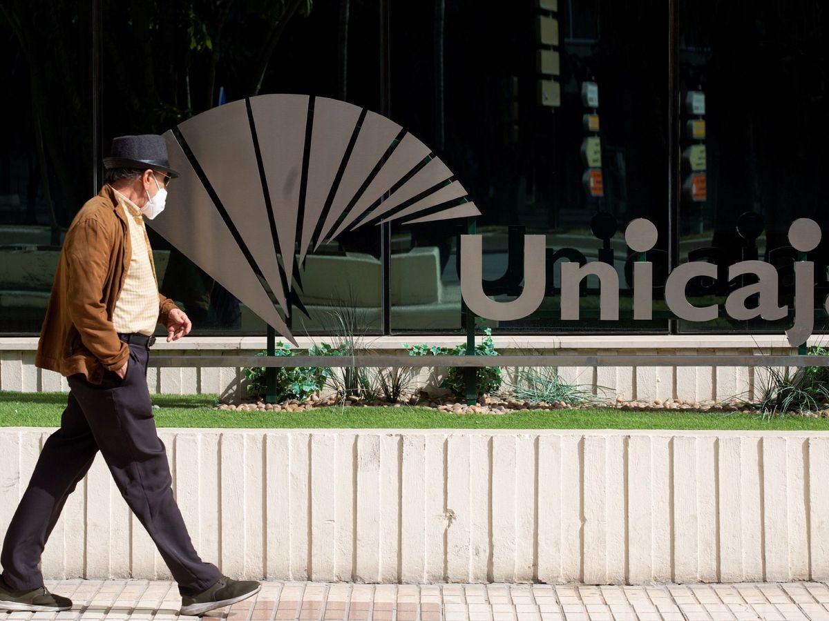 Foto: Logo de Unicaja a la entrada de su sede. (EFE/Daniel Pérez)
