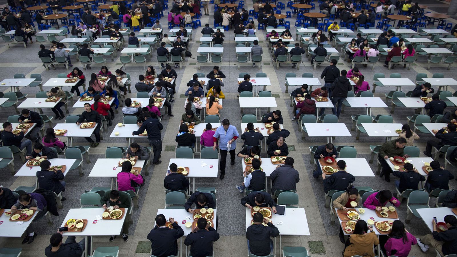 Foto: Los trabajadores chinos durante la pausa para comer en una fábrica de Shenzhen, en China. (Reuters)