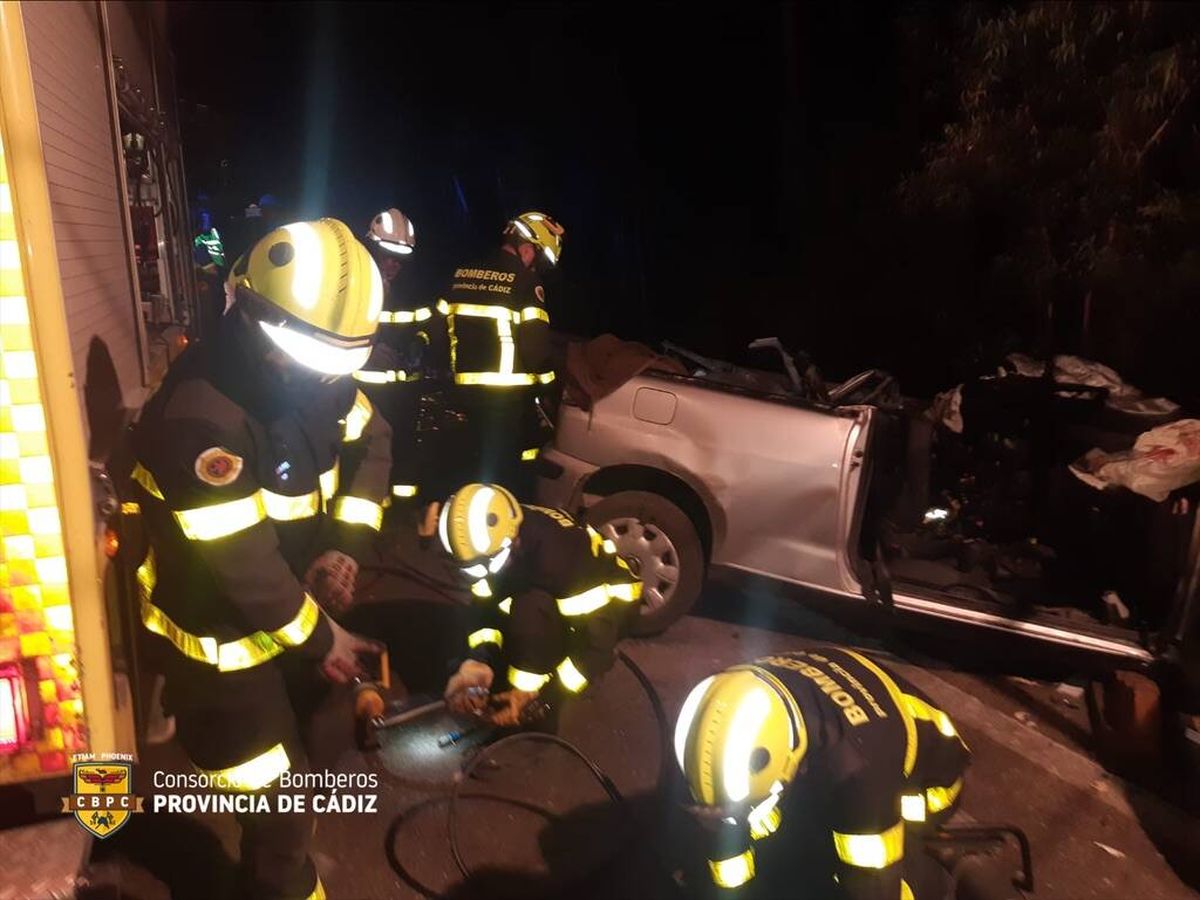 Foto: Los bomberos durante su intervención en el accidente registrado en la A-384. (Consorcio Provincial de Bomberos Cádiz)