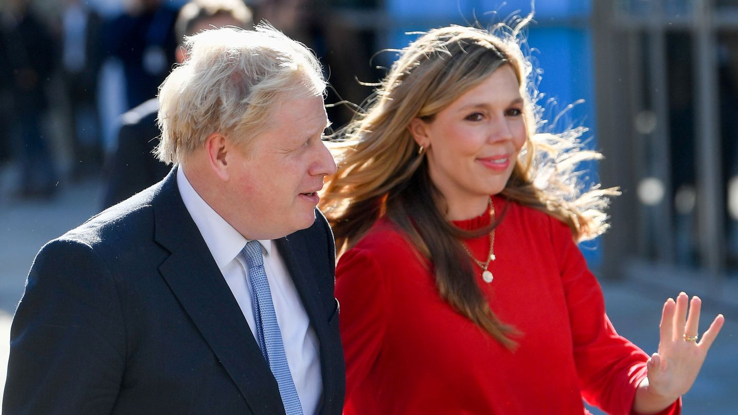 Boris Johnson, junto a su mujer, Carrie Johnson. (Reuters/Toby Melville)