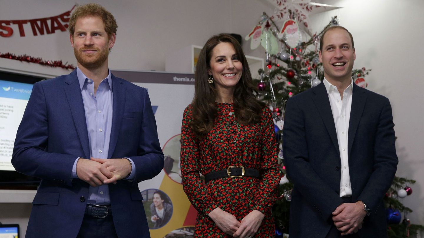 El príncipe Harry, con Guillermo y Kate Middleton. (Reuters/Alastair Grant)