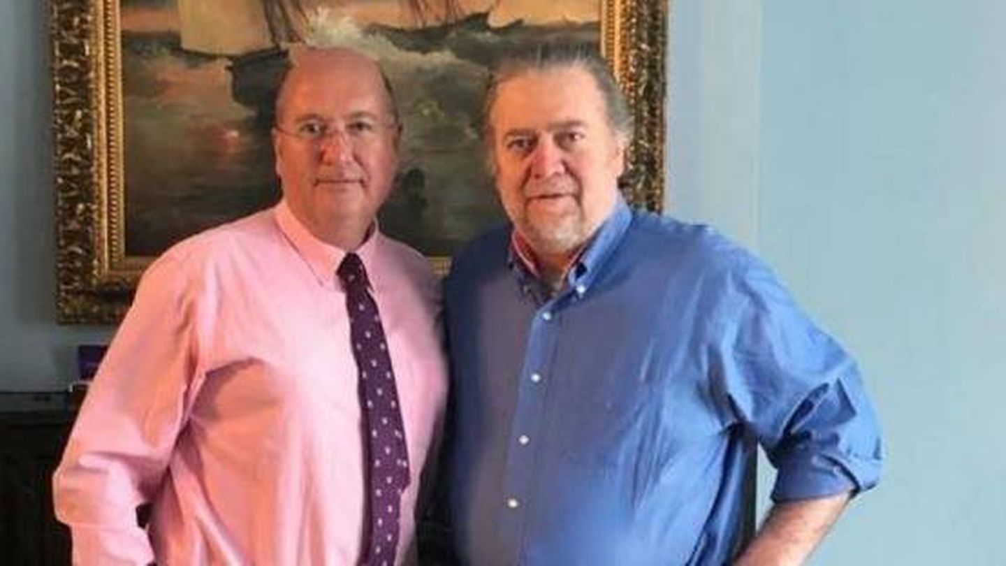 A la izquierda, Rafael Bardají junto con el exgurú de Trump, Steve Bannon